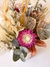 Arranjo de flores desidratas salmão e rosa com cachepô de cerâmica branco -  Macrê decor 