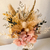 Buquê de flores desidratadas e folhagens naturais rosa e branco -  Macrê decor 