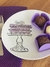 Prato de sobremesa roxo da coleção Delicious, decorado com um desenho de um bolo, acompanhado de docinhos em forminhas roxas.