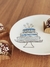 Prato sobremesa azul da coleção Delicious com ilustração de bolo ao centro, cercado por doces em forminhas marrons.