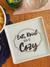 Prato para aperitivo com a frase "Eat, Drink and Be Cozy" em destaque.