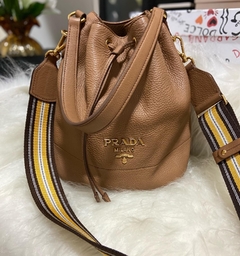PRADA BUCKET CARAMELO - comprar online