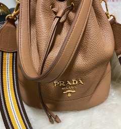 PRADA BUCKET CARAMELO na internet