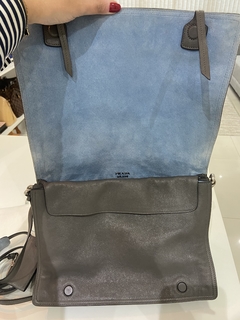 PRADA ETIQUETTE CINZA - BAZZARZIN