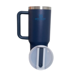Copo térmico de aço inox com alça e canudo, na cor azul marinho, com detalhe em inox na borda. possui logo Stanley 1200ml