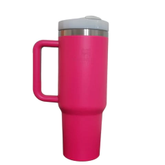 Copo térmico de aço inox com alça e canudo, na cor rosa pink, com detalhe em inox na borda.  possui logo Stanley 1200ml 