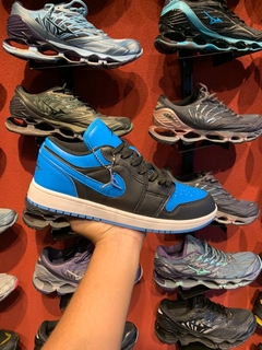 Tênis Nike Air Jordan 1 Low - Cor: Azul Preto e Branco -