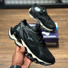 Tênis Mizuno Beta Nacional - Cor.: Preto e Branco - na internet