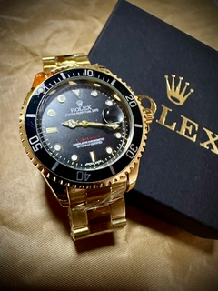 Relógio Rolex, esfera black, pulseira dourada, marcador refletivo com marcador de dia