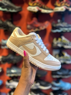 Tênis Nike Dunk SB - Cor: Nude e branco -