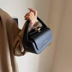 Bolsa baguete estruturada feminina na internet