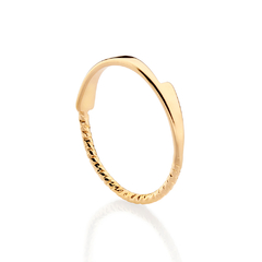 Anel skinny aro torcido e detalhe assimétrico banhado a ouro 18k - comprar online