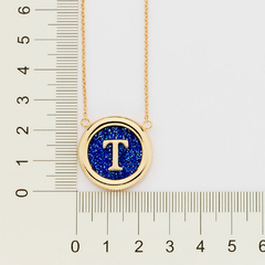 Gargantilha letra banhada a ouro 18k com cristal