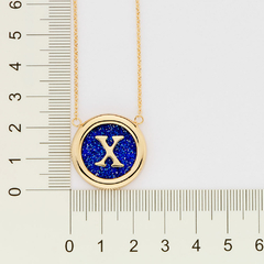 Gargantilha letra banhada a ouro 18k com cristal