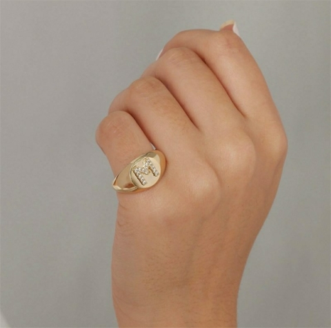 Anel Chancela Inicial Cravejada Banhado a Ouro