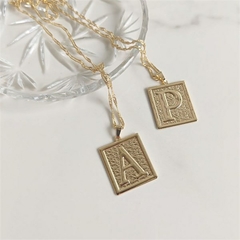 Pingente Inicial Placa Banhado a Ouro - comprar online