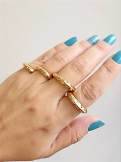 Anel Detalhes Triângulos Cravejados Banhado - loja online