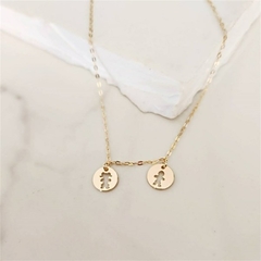 Colar Medalhinha Vazada Filhos Banhada a Ouro na internet