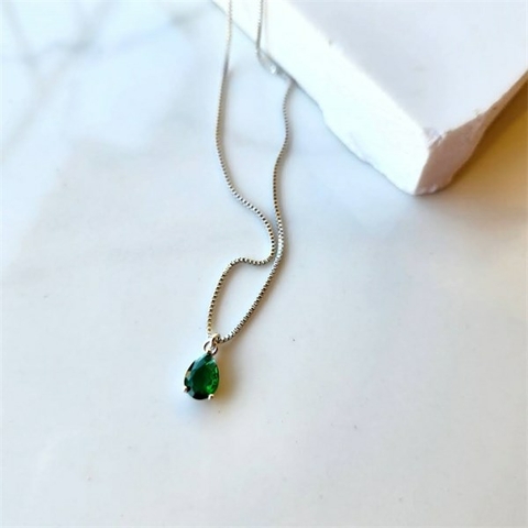 Colar Gotinha Esmeralda Minimalista Banhado a Ródio Branco