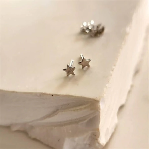 Brinco Pequeno Estrelinha Banho Ródio Branco