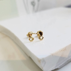 Brinco Mini Cavalo Marinho Banhado a Ouro - comprar online