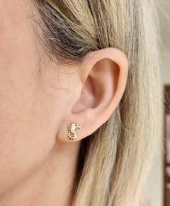 Brinco Mini Cavalo Marinho Banhado a Ouro na internet