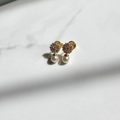 Brinco Flor Cravejada Pérola Aurea Banhado na internet