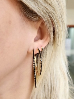 Argola Cravejada Zircônia Negra Banhado a Ouro na internet