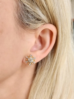 Brinco Flor Cravejado Luxo Aurea Banhado a Ouro - comprar online