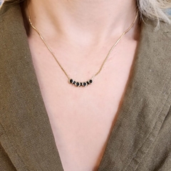 Colar Curvo Zircônias Negras Aurea Banhado a Ouro na internet