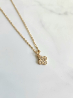 Colar Inspiração Trevo Cravejado Charm Banhada a Ouro