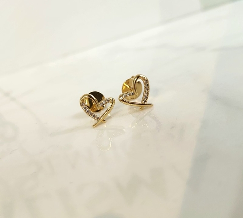 Brinco Coração Vazado Cravejado Charm Banhado