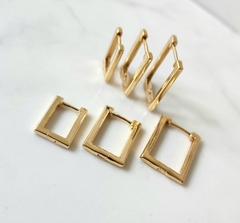 Argolinha Retangular Fina Lisa Charm Banhada a Ouro