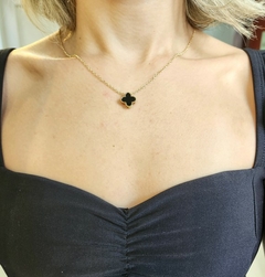 Colar Alhambra Preto Charm Banhado a Ouro