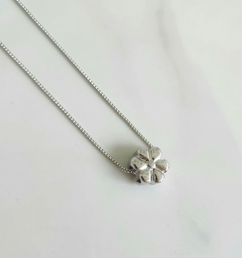 Colar Flor Lisa Banhada a Ródio Branco