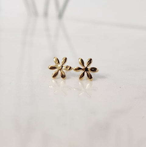 Brinco Flor Lisa Pequena Banhado a Ouro