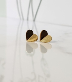 Brinco Coração Dobra Pequeno Charm Banhado na internet