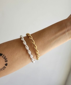 Bracelete Torcido Vertigem Charm Banhado - comprar online