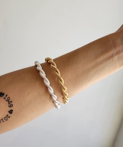 Bracelete Torcido Vertigem Charm Banhado - comprar online