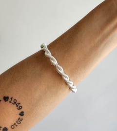 Bracelete Torcido Vertigem Charm Banhado - Alisma Semijoias