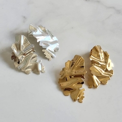 Brinco Organico Folha Vertigem Charm Banhado