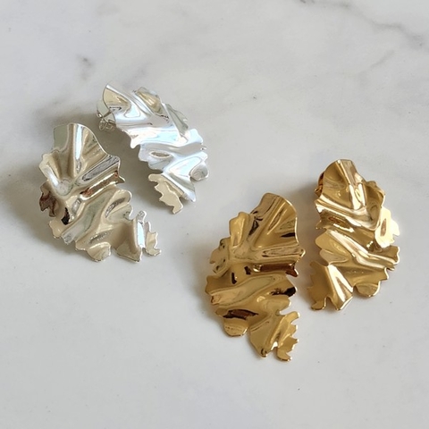 Brinco Organico Folha Vertigem Charm Banhado