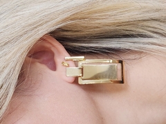 Brinco Forma Solta Vertigem Charm Banhado a Ouro - comprar online