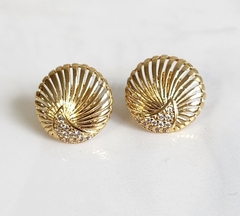 Brinco Redondo Coral Vertigem Charm Banhado a Ouro