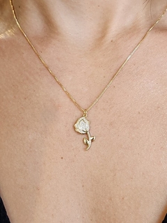Colar Rosa Cravejada Vertigem Banhada a Ouro - comprar online