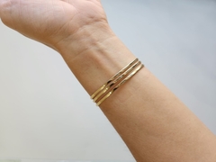 Bracelete Três Linhas Vertigem Charm Banhado a Ouro - comprar online