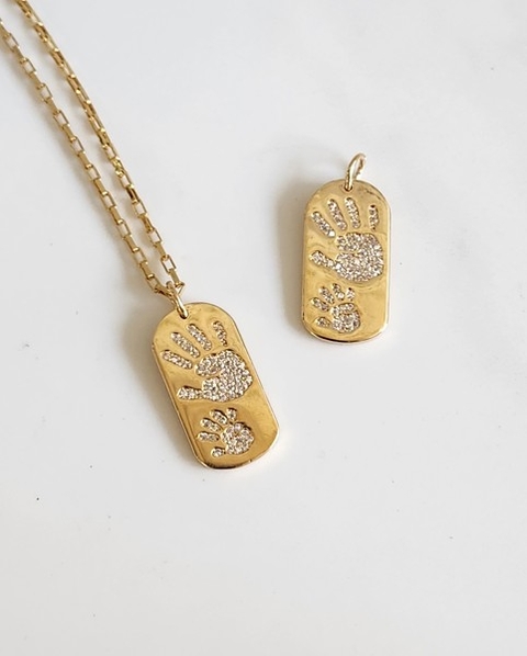 Pingente Retangular Mãos Vertigem Banhado a Ouro