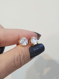 Brinco Ponto de Luz Cristal 8mm Banhado a Ouro - comprar online