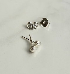 Brinco bolinha fosca Charm Banhada a Prata - TAM.: 4mm
