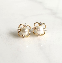 Brinco Flor Pérola Banhado a Ouro